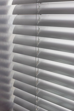 Горизонтальные жалюзи белые 25 мм